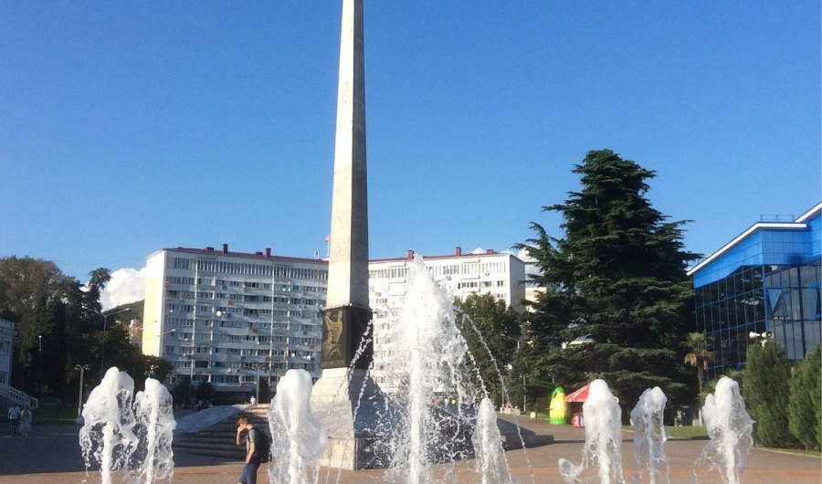 Площадь Октябрьской революции и Обелиск Борцам за советскую власть в Туапсе