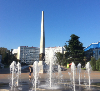 Площадь Октябрьской революции и Обелиск Борцам за советскую власть в Туапсе