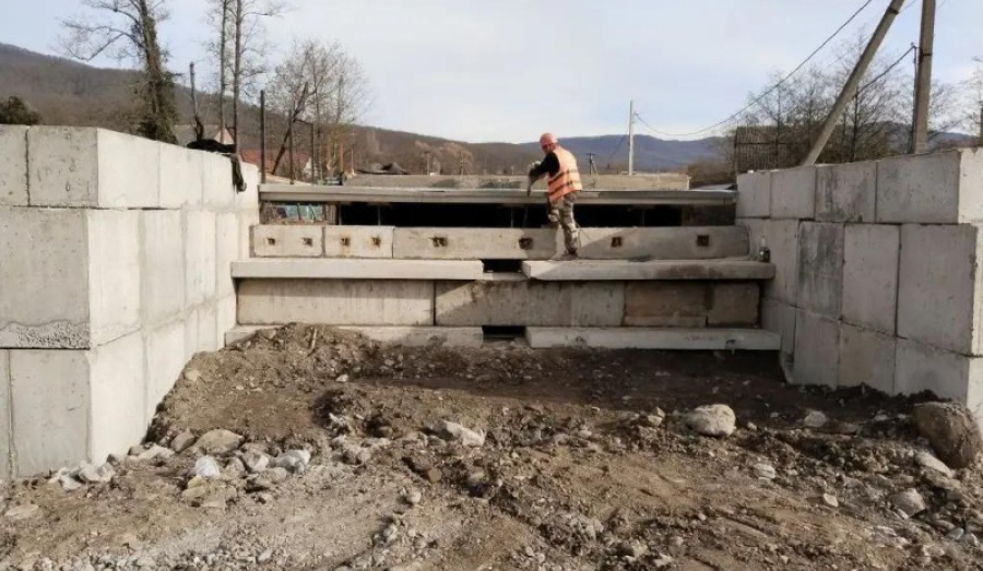 В Молдавановке активно восстанавливают три моста к новогодним срокам