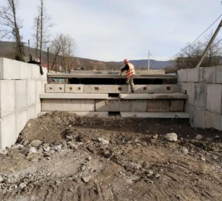 В Молдавановке активно восстанавливают три моста к новогодним срокам