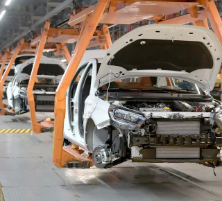 АвтоВАЗ под прицелом: почему государственная поддержка не спасает от падения продаж?