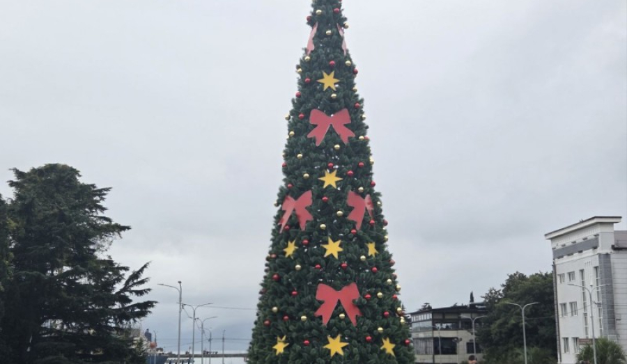 В населённых пунктах Туапсинского округа началась установка праздничного новогоднего оформления.