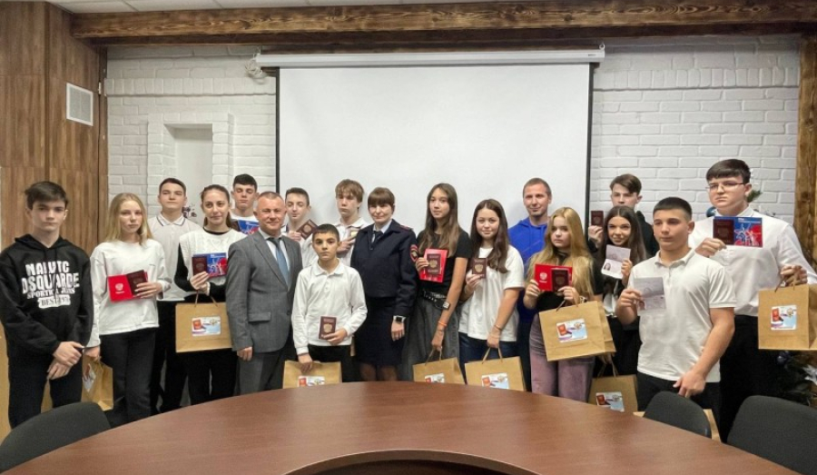 Пятнадцать юных жителей Туапсинского округа получили свой первый паспорт