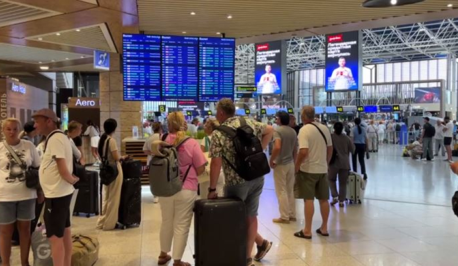 В аэропорту Сочи задерживается 12 рейсов